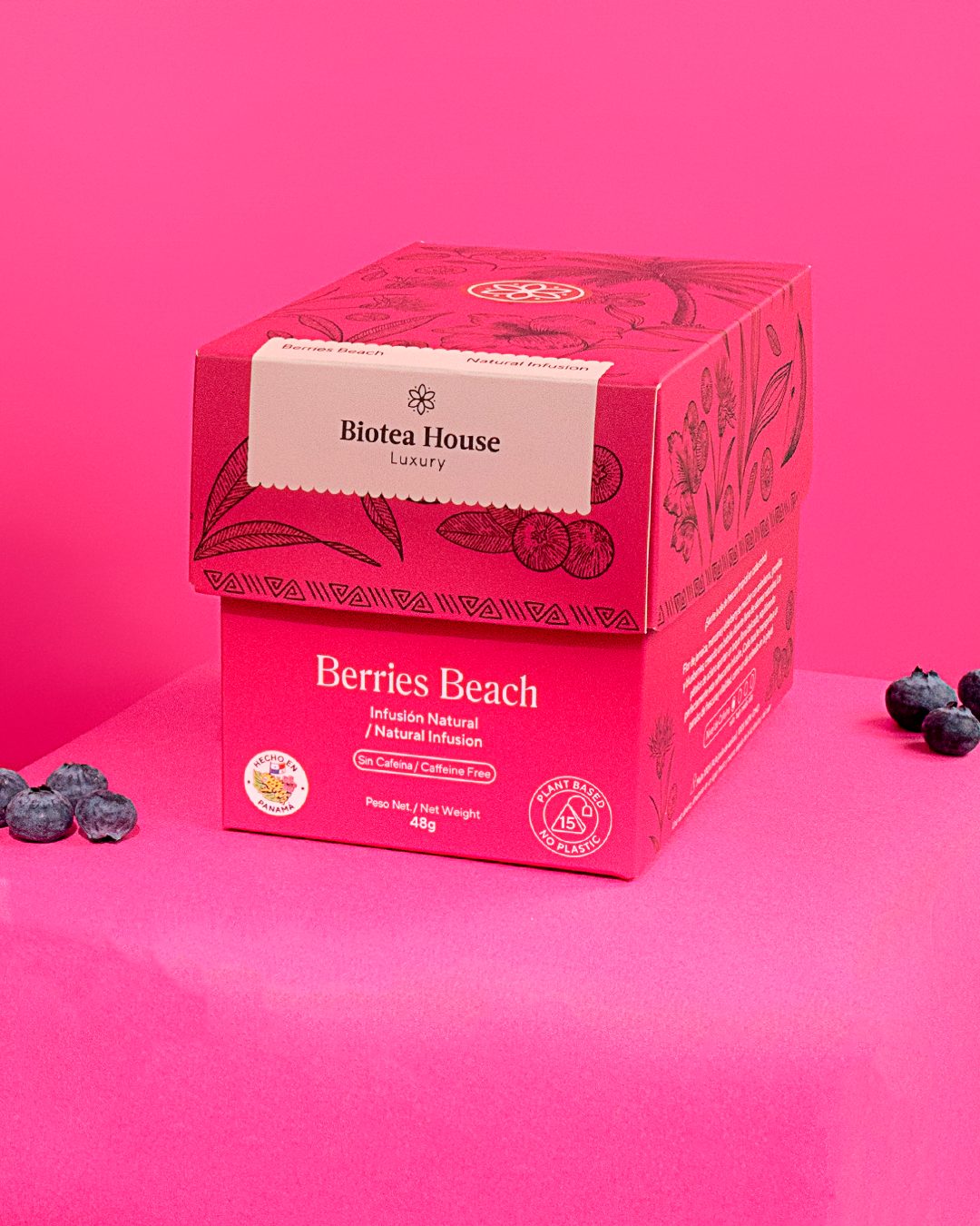 Caja Luxury Berries Beach sobre fondo fucsia