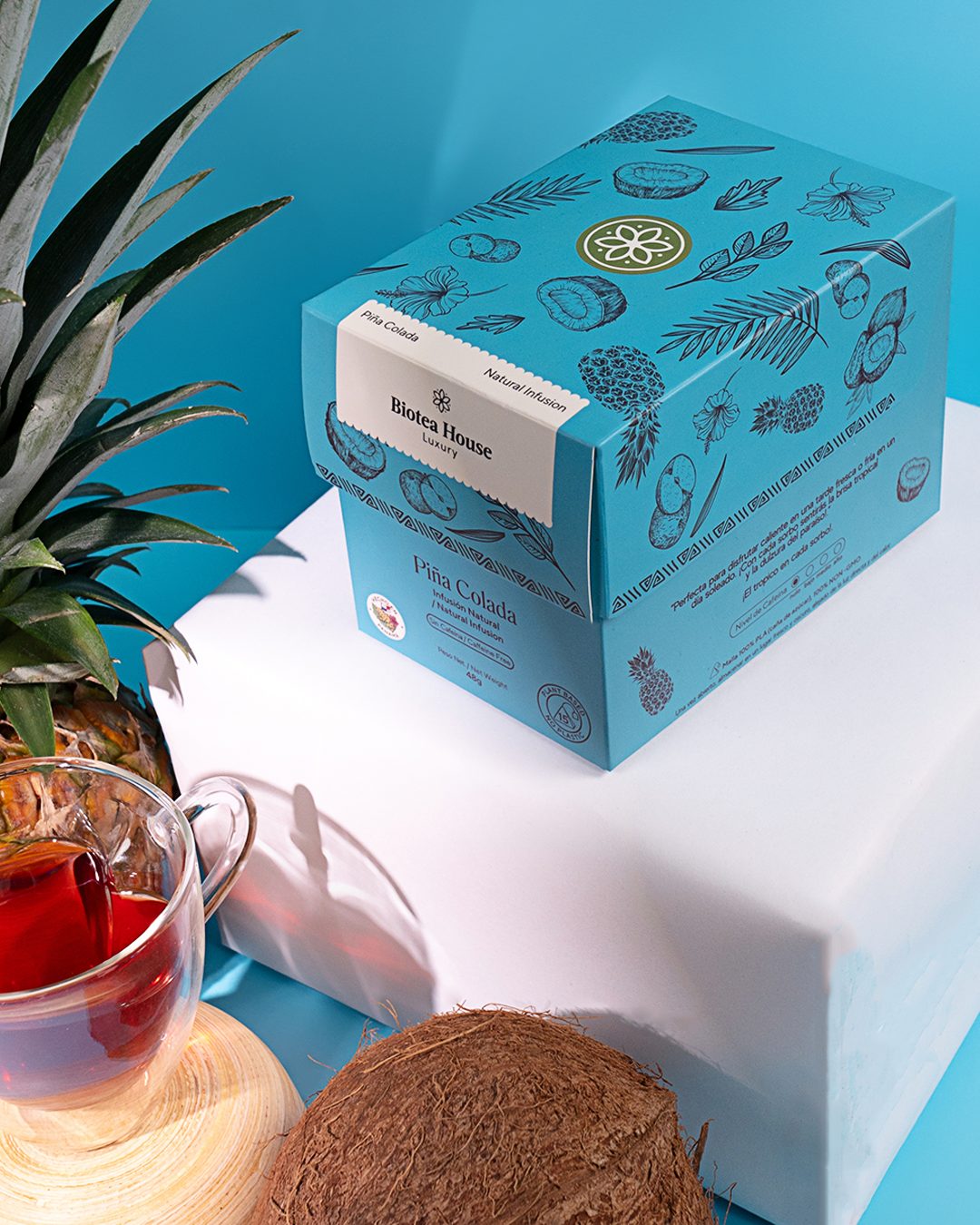 Caja Luxury Piña Colada sobre fondo celeste